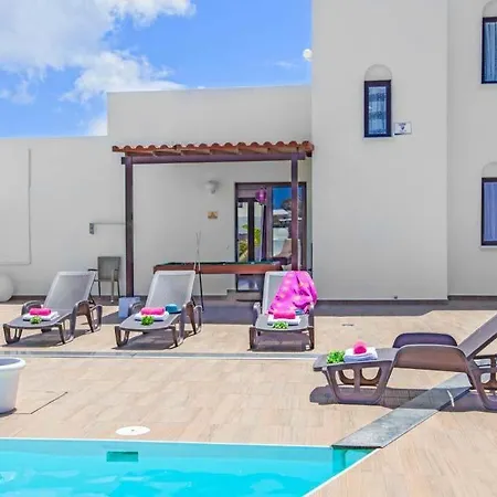 Playa Blanca Sleeps 6 Pool Air Con Wifi Villa Playa Blanca (Lanzarote)